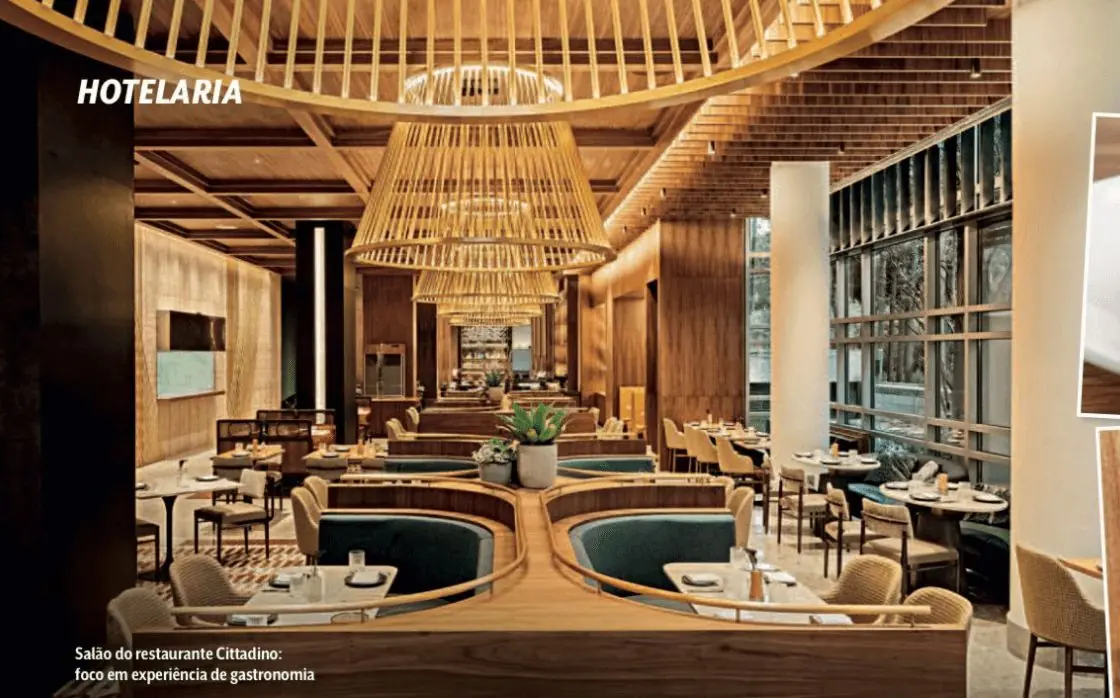 Salão do restaurante Cittadino, no Grand Hyatt São Paulo, com luminárias de madeira e sofás em curva