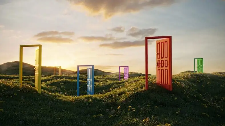 Portas coloridas abertas espalhadas por um campo gramado ao pôr do sol