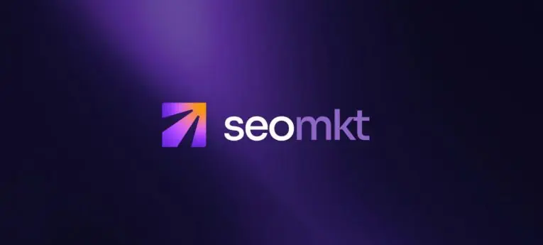 Nova logo seomkt, com o símbolo de seta em gradiente, sobre fundo roxo com feixe de luz