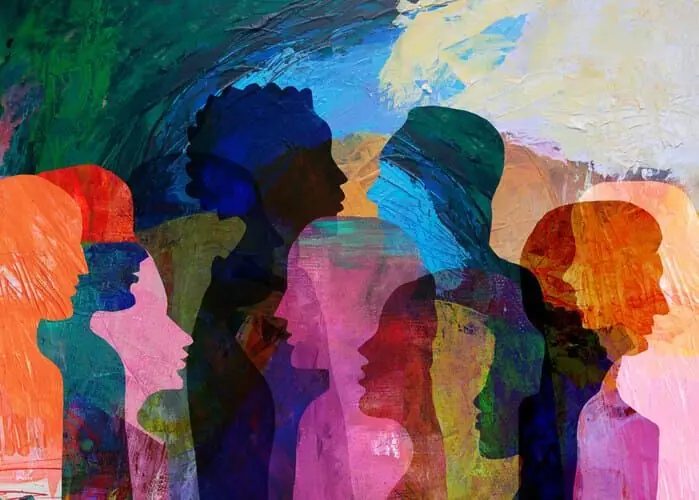 Pintura com silhuetas de perfis humanos coloridos e sobrepostos, representando diversidade cultural