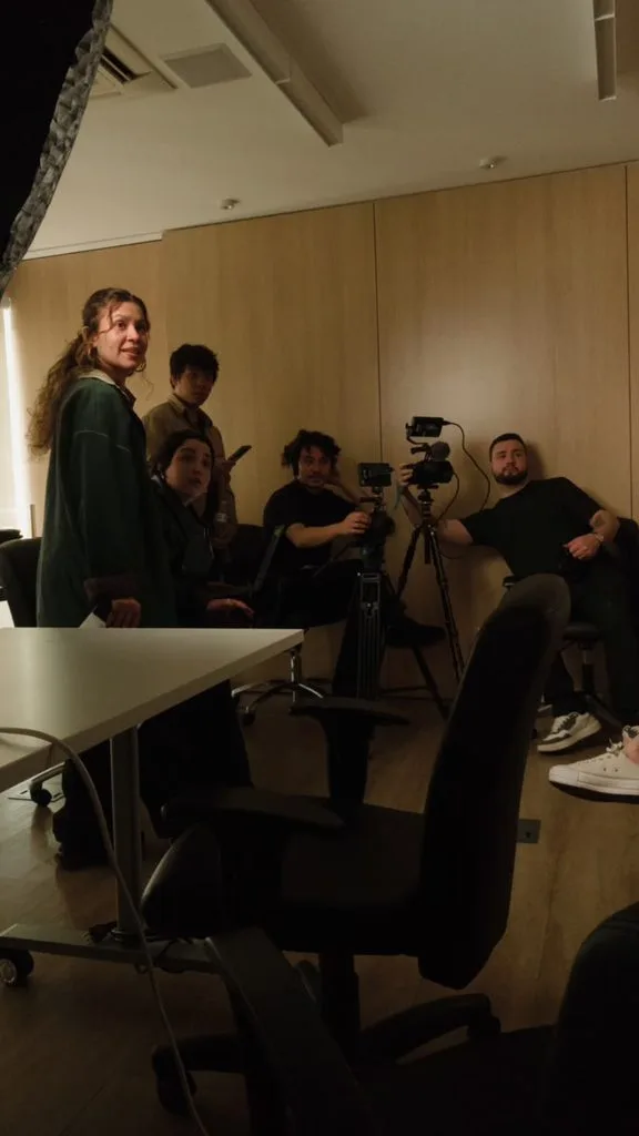 Bastidores da gravação para o Fundo Areguá: equipe em sala de reunião com câmera montada em tripé