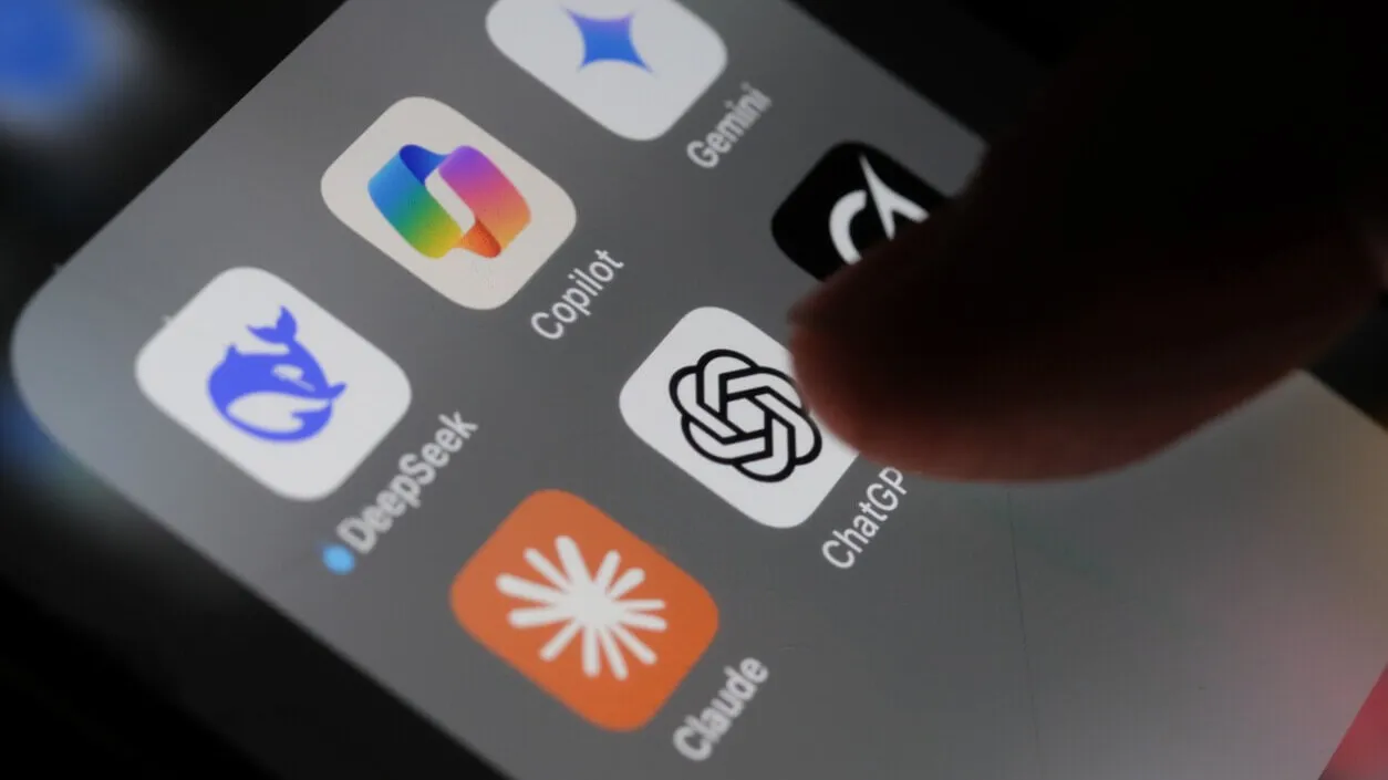 Tela de celular com aplicativos de IA generativa