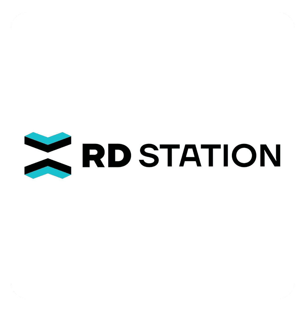 Logotipo da RD Station composto por duas formas geométricas empilhadas em preto e turquesa à esquerda, acompanhado do texto ‘RD Station’ em preto sobre fundo branco.