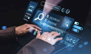 Pessoa analisando estratégias digitais em uma tela com elementos de busca e otimização, representando como escolher uma agência de SEO.